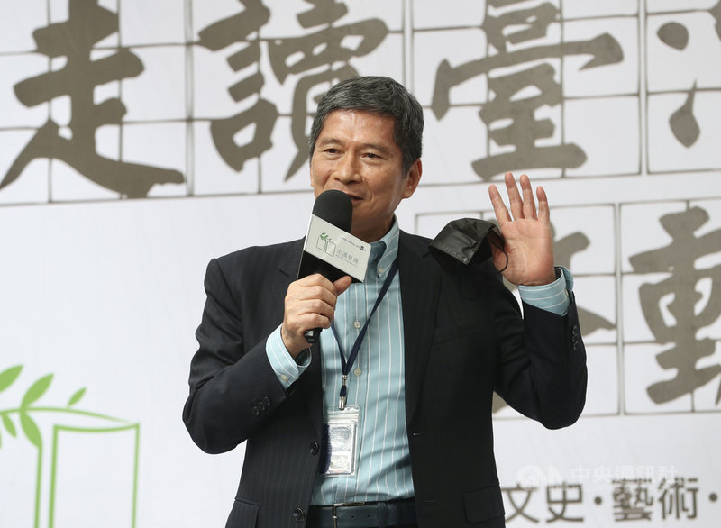 4月23日世界閱讀日,文化部在台灣文學基地舉辦「走讀台灣」啟動記者會,文化部長李永得致詞表示,世界閱讀日是要提醒所有讀者看書、閱讀,閱讀的目的,一是提升國民知識和文化素養,另外是要提升出版產業,讓各種不同領域的著作,能夠更有市場。中央社記者張皓安攝 110年4月23日