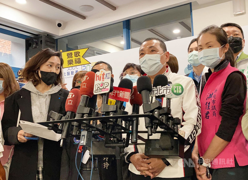 新北市長侯友宜(前右2)23日上午主持新保枋橋、福鷺、樂福等3家公共托老中心聯合開幕,全市累計達55家。他受訪表示,隨著長者需求項目增加,相信會走向分級化,社福好,產業也蓬勃發展。中央社記者沈佩瑤攝 110年4月23日