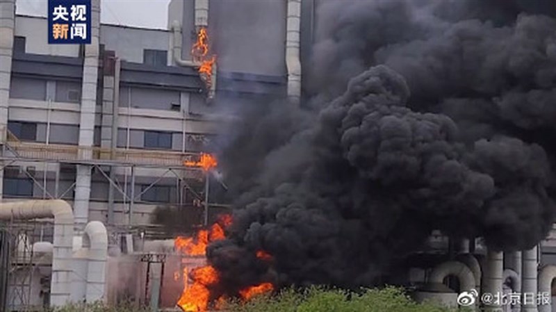 上海金山勝瑞電子廠房22日下午發生火災,大火延燒17小時,23日清晨撲滅,造成8人死亡。(圖取自weibo.com/beijingdaily)