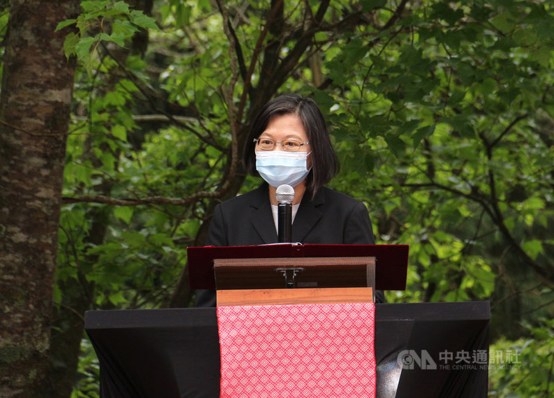 原住民族委員會23日在雪霸國家公園觀霧遊憩區內辦理Skaru流域部落群與國家山林治理機關Sbalay和解儀式,總統蔡英文出席見證並表示,這是還原真相、實現原住民族轉型正義重要過程,因為大家的努力,台灣離多元公義的理想更靠近了一步。中央社記者管瑞平攝 110年4月23日