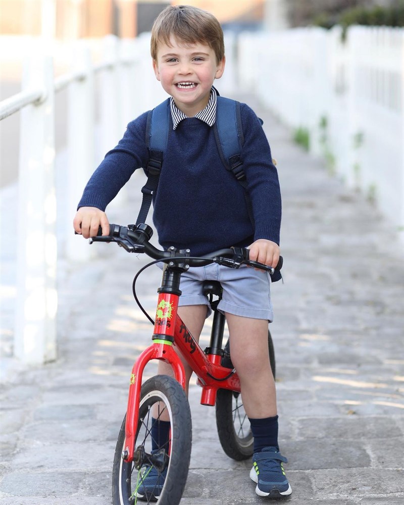 英國威廉王子的次子路易王子23日滿3歲,肯辛頓宮公開他背著背包、騎著學步車的照片。(圖取自instagram.com/kensingtonroyal)