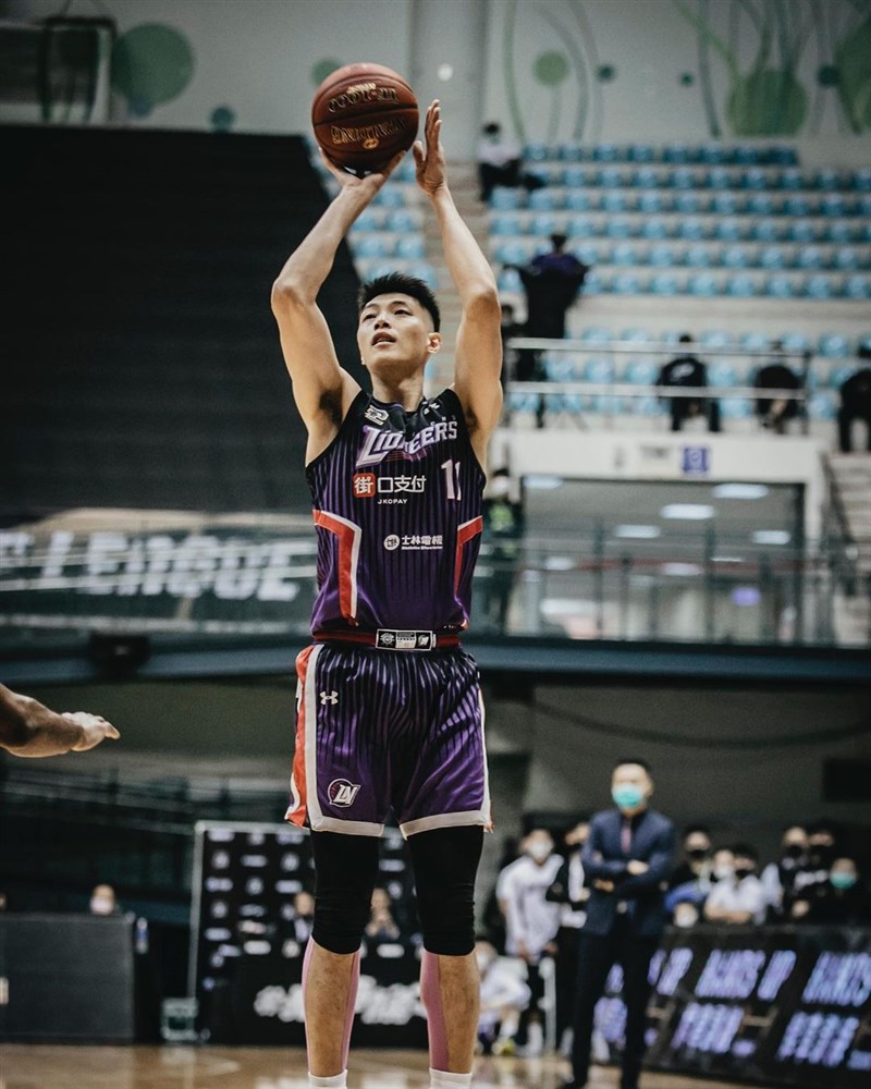 P. LEAGUE+新竹街口攻城獅前鋒潘冠翰(前)傳出婚外情事件,球團以違反球隊管理規範、影響形象為由23日宣布釋出。(圖取自instagram.com/hsinchulioneers)