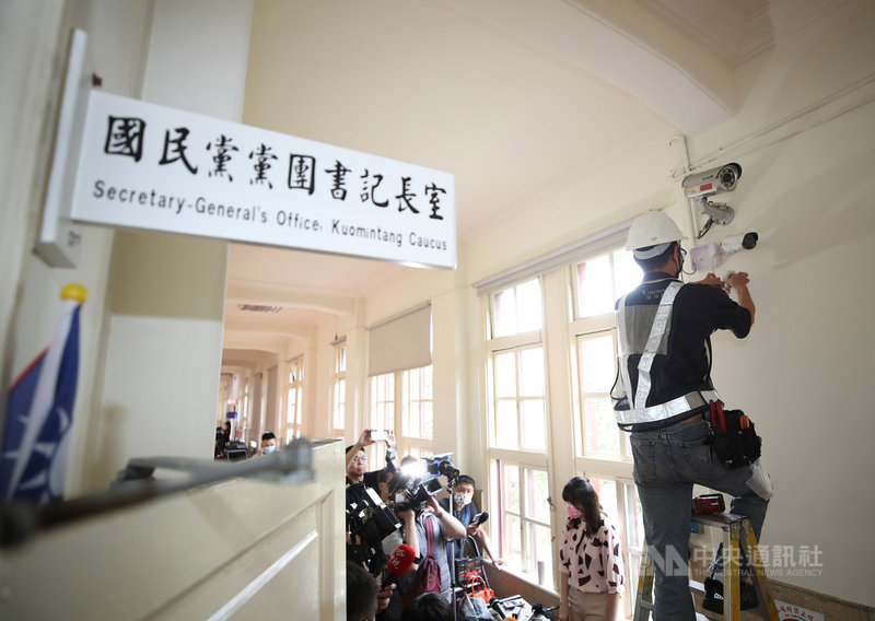 立法院近期汰換已逾使用年限的監視系統,國民黨團23 日質疑黨團辦公室門口被加裝設備,涉及政治偵防。圖為黨團門口監視器。中央社記者張新偉攝 110年4月23日