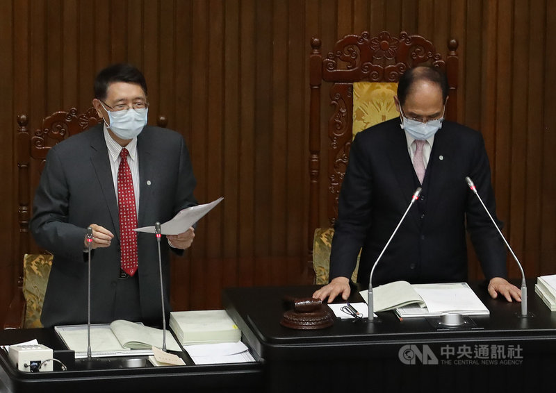 立法院近期汰換已逾使用年限的監視系統,國民黨團23 日質疑黨團辦公室門口被加裝設備,涉及政治偵防;立法院祕書長林志嘉(左)回應,這是既有設備更新,沒有刷臉、錄音功能,「如果國民黨覺得不要裝,我們也同意」。右為立法院長游錫堃。中央社記者張新偉攝 110年4月23日