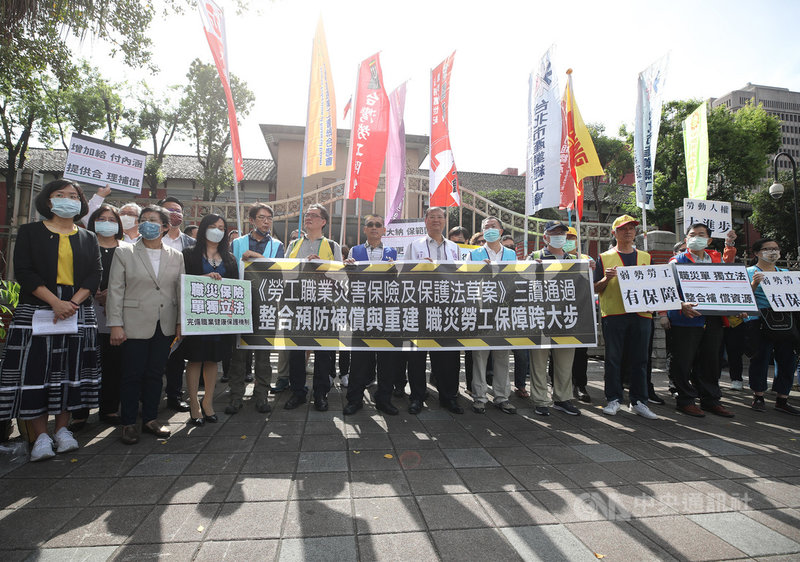 勞工團體23日在立法院舉行記者會,感謝立法院上週初審通過職災保險法並排入23日院會議程,趕在五一勞動節前三讀通過,無疑是給勞工朋友的重要禮物。中央社記者張新偉攝 110年4月23日