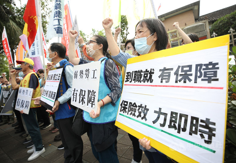 勞工團體23日在立法院舉行記者會,感謝立法院上週初審通過職災保險法並排入23日院會議程,趕在五一勞動節前三讀通過,無疑是給勞工朋友的重要禮物。勞團也呼籲,應盡快完備配套,資方團體別再恐懼。中央社記者張新偉攝 110年4月23日
