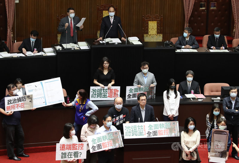 立法院23日上午召開院會,國民黨立委占領發言台要求立法院長游錫堃(後左3)說明為何要裝監視器、對在野黨立委做政治偵防。游錫堃兩度宣布休息後,指示祕書長林志嘉(後左2)督導相關單位,於10日內調查釐清後向各黨團報告說明,在妥善處理前,相關工程都暫停進行。中央社記者張新偉攝 110年4月23日