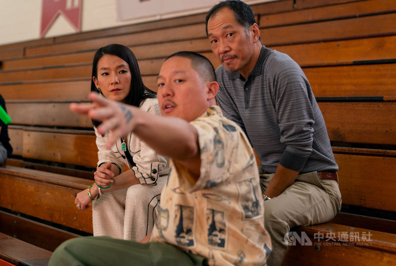 台裔導演黃頤銘(中)的電影「布吉闖籃關」以亞裔青年追逐NBA的故事,呈現亞裔美國人家庭生活。(UIP提供)中央社記者葉冠吟傳真 110年4月23日