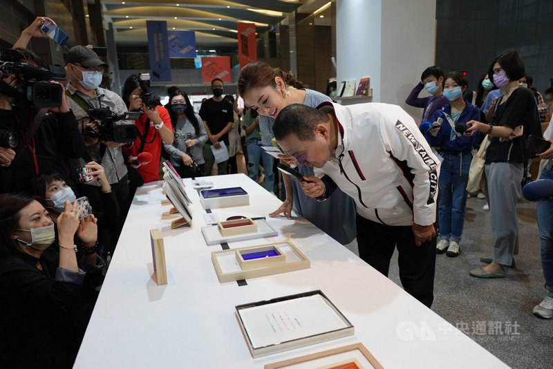 新北市長侯友宜(右)23日在市府大廳和閱讀大使、藝人楊千霈(右2)一起參觀新北閱讀節主題特展。中央社記者沈佩瑤攝 110年4月23日