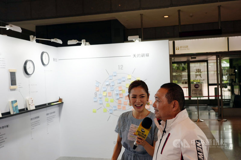 新北閱讀節主題特展於新北市政府1樓大廳展出,透過呈現新北各面向的特色產業、職人、多元文化等,結合新北文學獎作品,並搭配選書推薦,民眾可透過閱讀及互動體驗,感受不同以往的閱讀樂趣。市長侯友宜(右)23日與閱讀大使、藝人楊千霈(右2)一同參觀。中央社記者沈佩瑤攝 110年4月23日