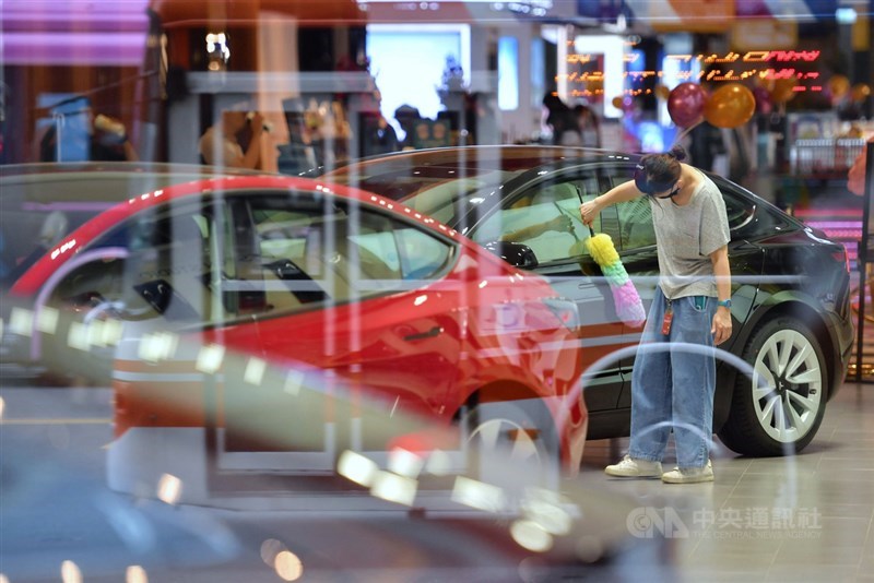 台經院23日發布4月景氣動向調查,大幅上修2021年經濟成長率至5.03%,較1月預測上修0.73個百分點。民間消費方面,台經院指出,國內經濟復甦力道強勁、製造業生產活動熱絡,台股屢創新高也帶動財富效果。中央社記者王飛華攝 110年4月23日