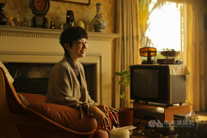 導演馮小剛執導電影「只有蕓知道」,拍攝過程中,房東太太一角演員臨時無法演出,馮小剛只能拜託妻子徐帆(圖)救援演出,徐帆的精湛演技也讓鏡頭後的馮小剛感動落淚。(華映娛樂提供)中央社記者王心妤傳真 110年4月23日