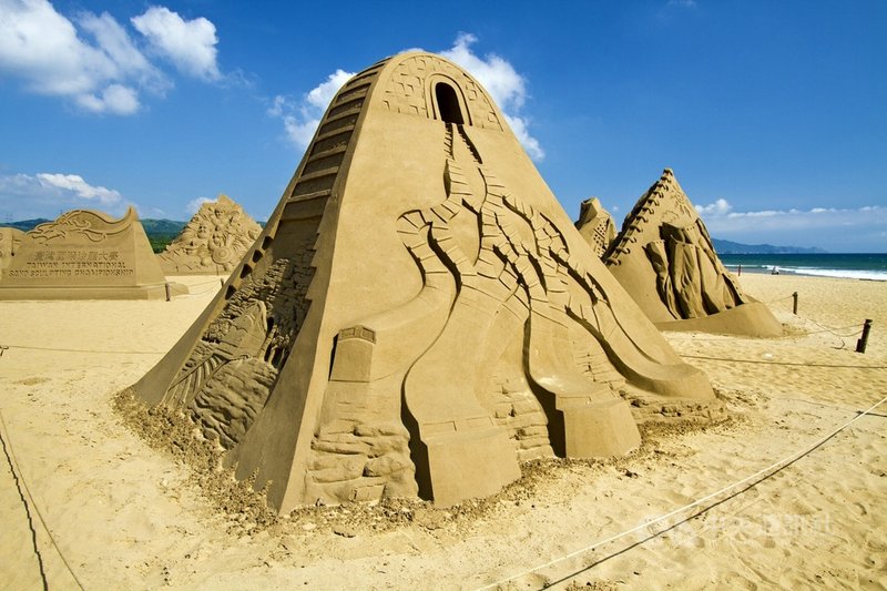 迎接夏季國旅高峰,雄獅旅遊23日起舉辦線上旅展,不但遊程多樣化,還限時推出加新台幣1元多一件商品,例如大東北角一日遊,前往福隆國際沙雕藝術節,原價每人799元,加1元可享2人同行800元。(雄獅旅遊提供)中央社記者汪淑芬傳真 110年4月23日