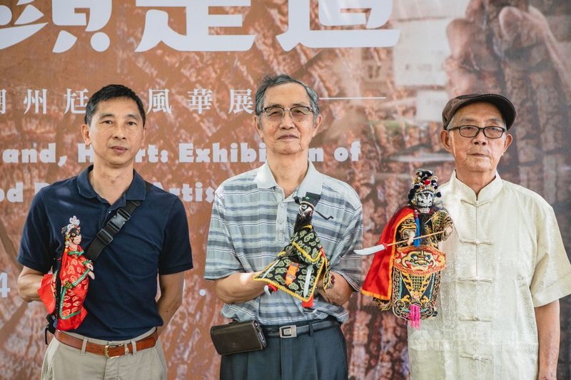 刻偶師蘇明雄(中)的「潮州尪仔」在布袋戲界享有聲譽,即日起在屏東戲曲故事館展出蘇明雄與徒弟林志明(左)的偶頭作品。右為明興閣創始人蘇明順。(屏縣府文化處提供)中央社記者郭芷瑄傳真 110年4月23日