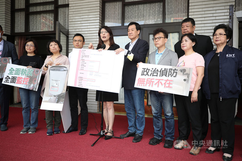 立法院國民黨團23日在議場前舉行記者會,黨團總召費鴻泰(右5)指出,黨團辦公室門口被裝置4支監視器,其中2支是之前就有,近日又加裝2支新的,具備錄音、人臉辨識及遠距監控效能,質疑政治偵防無所不在。中央社記者張新偉攝 110年4月23日