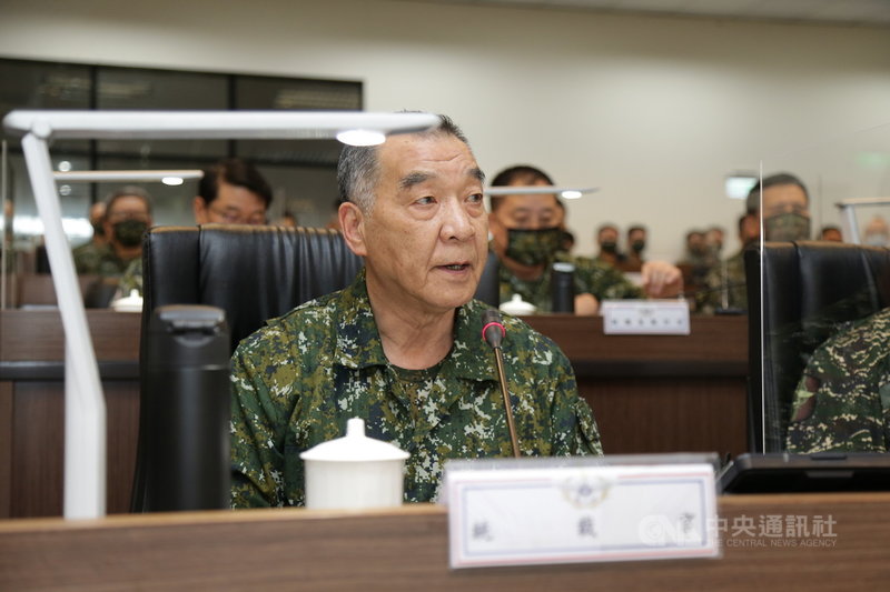 國軍漢光37號電腦兵棋推演23日中午正式展開,國防部長邱國正(前)進入衡山指揮所,勉勵各級單位戮力演訓。(軍聞社提供)中央社記者游凱翔傳真 110年4月23日