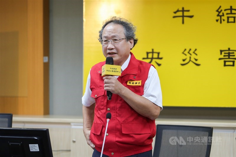 牛結節疹中央災害應變中心副指揮官暨農委會副主委黃金城23日表示,向南非疫苗銀行購買18萬劑疫苗如期於22日晚間抵台,23日各縣市已領取,預計28日全國施打完成。中央社記者裴禛攝 110年4月23日
