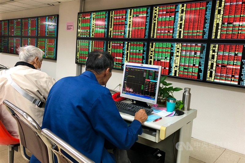 台股22日爆出6523.88億元新天量後,23日開高後殺低再震盪走高,民眾關注後續走勢。中央社記者王騰毅攝 110年4月23日