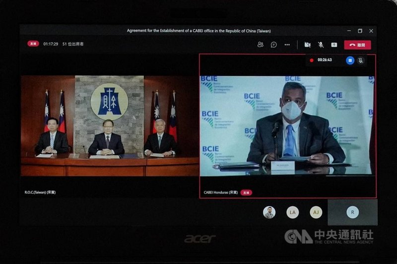 外交部23日與中美洲銀行(CABEI)視訊簽署協定,外交部長吳釗燮(左1)、財政部長蘇建榮(左2)、中央銀行總裁楊金龍(左3),及CABEI總裁Dante Mossi(右1)出席。(外交部提供)中央社記者游凱翔傳真 110年4月23日