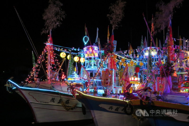 高雄林園鳳芸宮的媽祖海巡4年一科,今年首度駐駕高雄港,主視覺採用繽紛配色設計,搭配幾何拼接的抽象表現手法,為傳統宗教文化注入新創意。(高雄市政府提供)中央社記者葉冠吟傳真 110年4月23日