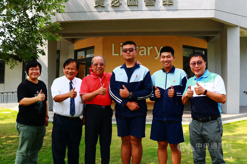 110學年度原住民族及離島地區醫事人員養成計畫23日放榜,屏東縣東港高中來自離島琉球鄉的余相億(右3)錄取義守大學醫學系及中山醫學大學牙醫系備取,同校林資凱(右2)則錄取中山醫護理系。(東港高中提供)中央社記者郭芷瑄傳真 110年4月23日