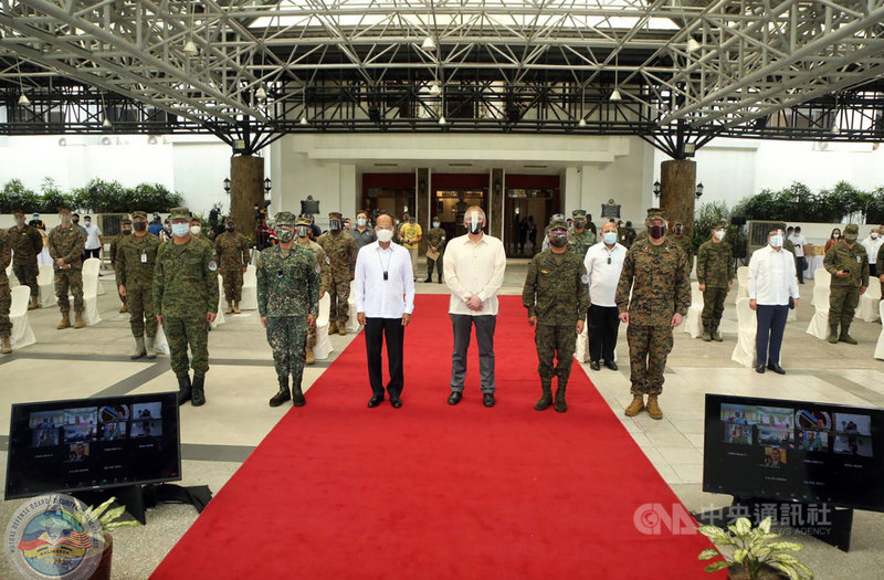 菲律賓與美國一年一度的大型軍事演習「肩並肩」(Balikatan)聯合軍演23日閉幕,菲律賓國防部長羅倫沙納(前排左3)出席閉幕式。(菲律賓軍方提供)中央社記者陳妍君馬尼拉傳真 110年4月23日