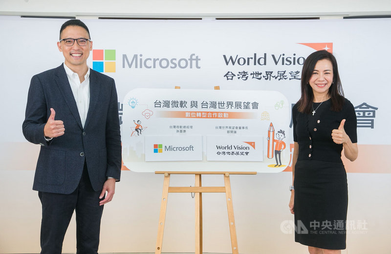 台灣微軟與台灣世界展望會23日啟動數位轉型合作,落實展望會的科技採用。圖為台灣微軟總經理孫基康(左)、台灣世界展望會董事長鄒開蓮(右)。(台灣微軟提供)中央社記者吳家豪傳真 110年4月23日