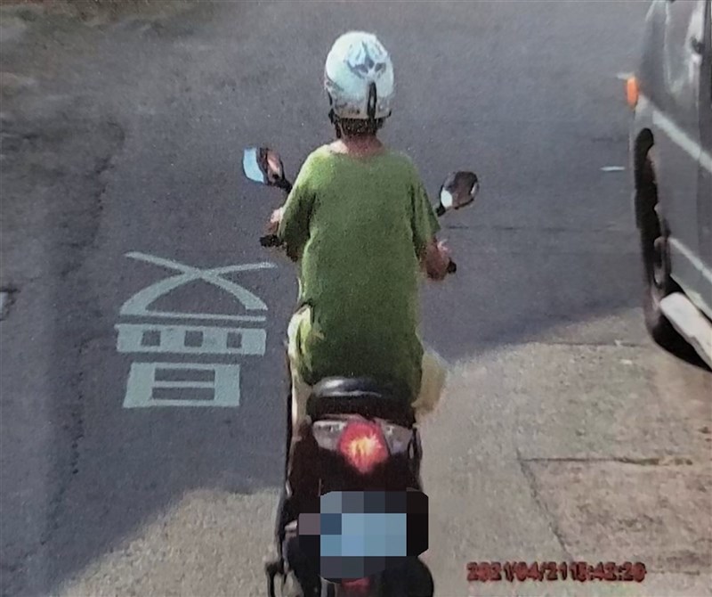 苗栗市謝姓慣竊(圖)酒後逕自騎走一輛鑰匙未拔的機車,警方接獲車主報案,30分鐘內將謝男攔截圍捕到案,員警怒斥「偷車還酒駕!」,依法將他移送偵辦。(警方提供)中央社記者管瑞平傳真 110年4月22日