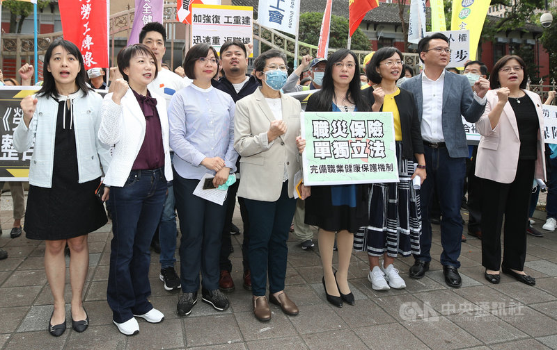 立法院會23日議事日程排定處理勞工職業災害保險及保護法,組成職災保險單獨立法推動小組的多個勞團23日在立法院舉行記者會,民進黨立委蘇巧慧(右3)、吳玉琴(右)、范雲(左2)、洪申翰(左5)、陳瑩(右4)、莊競程(右2)、林淑芬(左4),國民黨立委蔣萬安(左3)、時代力量立委陳椒華(左6)、王婉諭(左)等都到場致詞。中央社記者張新偉攝 110年4月23日