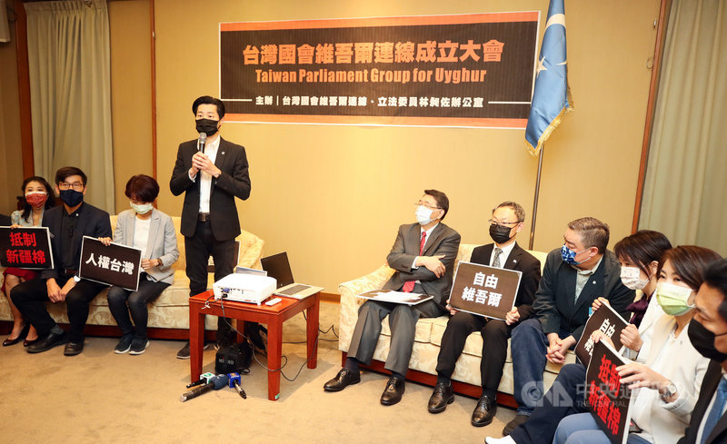 無黨籍立委林昶佐(左4)籌組跨黨派「台灣國會維吾爾連線」,23日在立法院舉行成立大會。世界維吾爾代表大會表達感謝,強調「自由民主國家有義務說實話」,抵擋民主與人權倒退的逆流,並呼籲立法院通過種族滅絕動議。中央社記者張新偉攝 110年4月23日