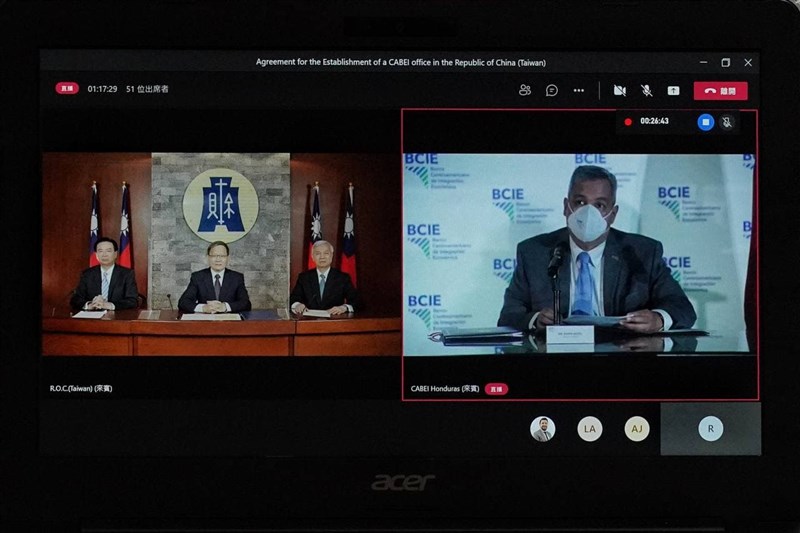 財政部宣布,23日上午以視訊方式與中美洲銀行(CABEI)簽署設立駐中華民國(台灣)國家辦事處協定。左起為外交部長吳釗燮、財政部長蘇建榮、中央銀行總裁楊金龍及CABEI總裁摩西。(外交部提供)