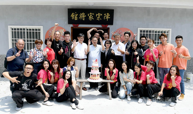 台劇「神將少女八家將」劇組23日在高雄內門舉辦探班活動,華視總經理莊豐嘉(後左6)特地準備加菜金來慰勞演員與劇組們拍戲的辛勞,順勢替製作人黎竹平(中)慶生。(華視提供)中央社記者葉冠吟傳真 110年4月23日