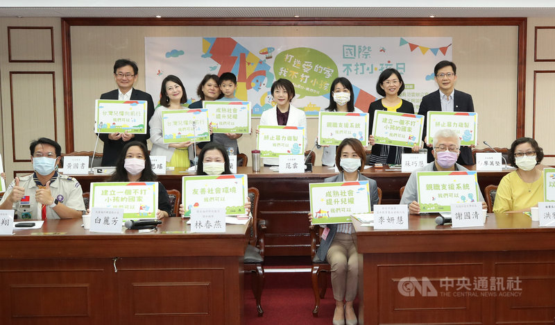 人本教育文教基金會23日與時代力量立委王婉諭(後右3)、民進黨立委范雲(後右4)等人召開記者會表示,「430國際不打小孩日」活動開跑,期盼透過打造友善的社會環境、架構親職支援系統、以啟發取代懲罰等,建立一個不打小孩的國家。中央社記者張新偉攝 110年4月23日