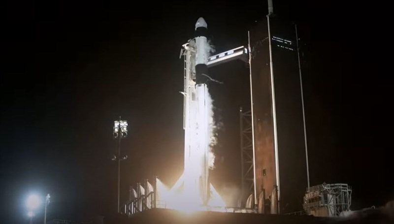 美國太空探索科技公司(SpaceX)23日第3度送太空人前往國際太空站,第一次重複使用火箭與太空船。(圖取自SpaceX YouTube頻道www.youtube.com)