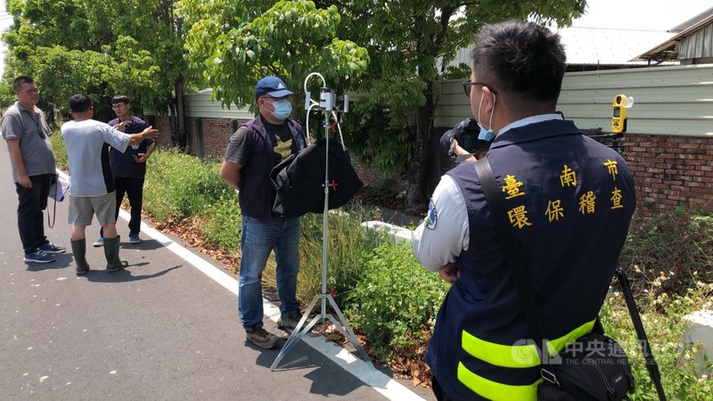 台南市政府環保局異味污染物官能測定室1月開始運作,溪北地區一處養豬場屢被檢舉臭氣四溢,即使採樣異味樣品稀釋100倍,還是被聞臭師聞出來,環保局已依法開罰新台幣10萬元。(台南市政府環保局提供)中央社記者張榮祥台南傳真 110年4月23日