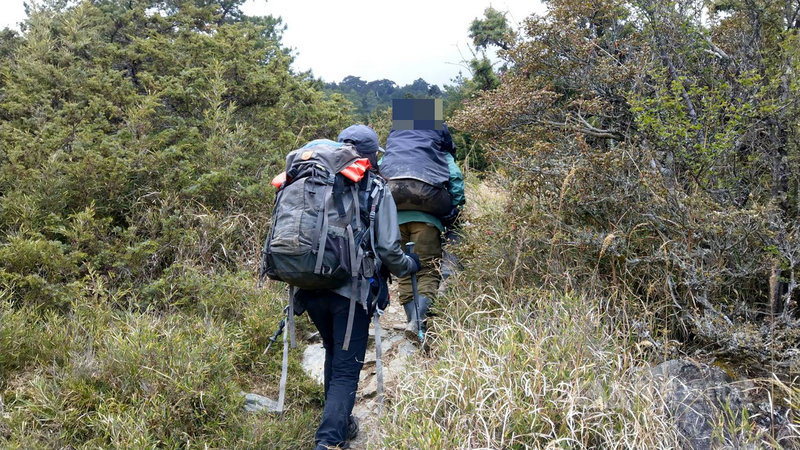 花蓮縣秀林鄉奇萊山23日一連傳出3起山域事故,分別來自不同登山、健行團,其中1名男性山友於成功堡往黑水塘途中不慎扭傷腳,花蓮消防局獲報後派員前往救援。(花蓮縣消防局提供)中央社記者張祈傳真 110年4月23日