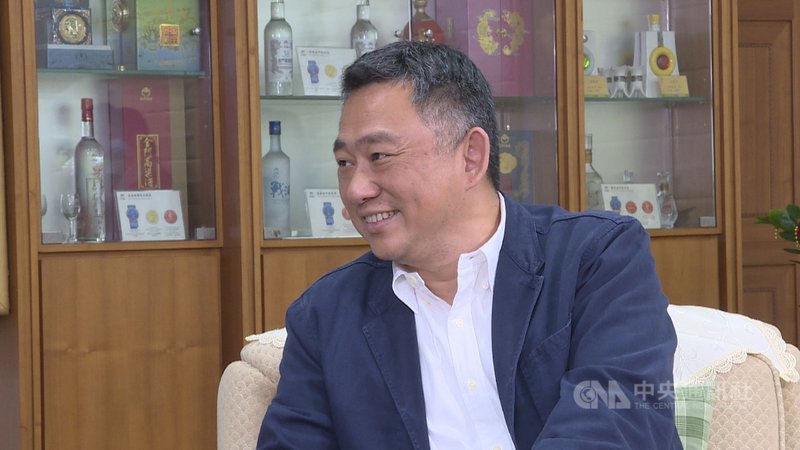 金門縣長楊鎮浯接受寰宇新聞台訪問時表示,武漢肺炎(2019冠狀病毒疾病,COVID-19)疫情若趨緩,期盼能在年底重現「世界金門日」,凝聚全球金門僑親。(寰宇新聞台提供)中央社記者黃慧敏傳真 110年4月23日