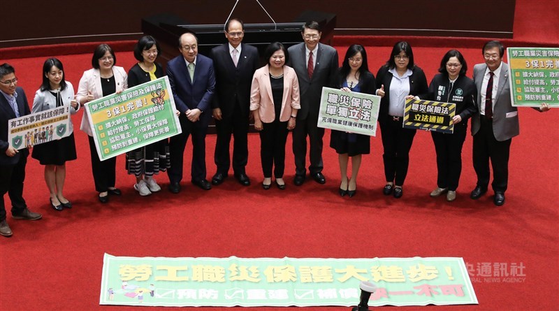 立法院會23日下午三讀通過勞工職業災害保險及保護法,除了擴大納保範圍、增加給付金額,也將職災保護及預防明文入法,並強化職災預防、重建及傷病通報業務。會後立法院長游錫堃(左6)、勞動部長許銘春(右6 )與朝野立委留影。中央社記者張新偉攝 110年4月23日