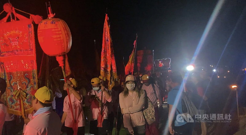 彰化南瑤宮媽祖23日晚間7時從雲林西螺廣興宮起駕,長達2公里的進香隊伍行經雲林饒平路、新虎尾溪堤防,再橫越濁水溪,信徒們跟隨媽祖前進,在堤防排成人龍,場面壯觀。中央社記者吳哲豪彰化攝 110年4月23日