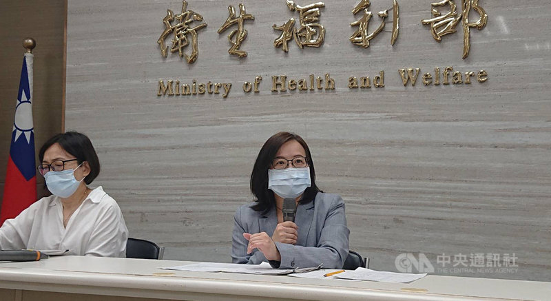 太魯閣號事故捐款運用備受關注,衛福部次長李麗芬(右)23日在記者會中說明,決定增額開放罹難者家屬或傷者代表,從2人增到最多8人,有意願者超過8人需互相推舉,作業要點最快下週公告。中央社記者陳婕翎攝 110年4月23日