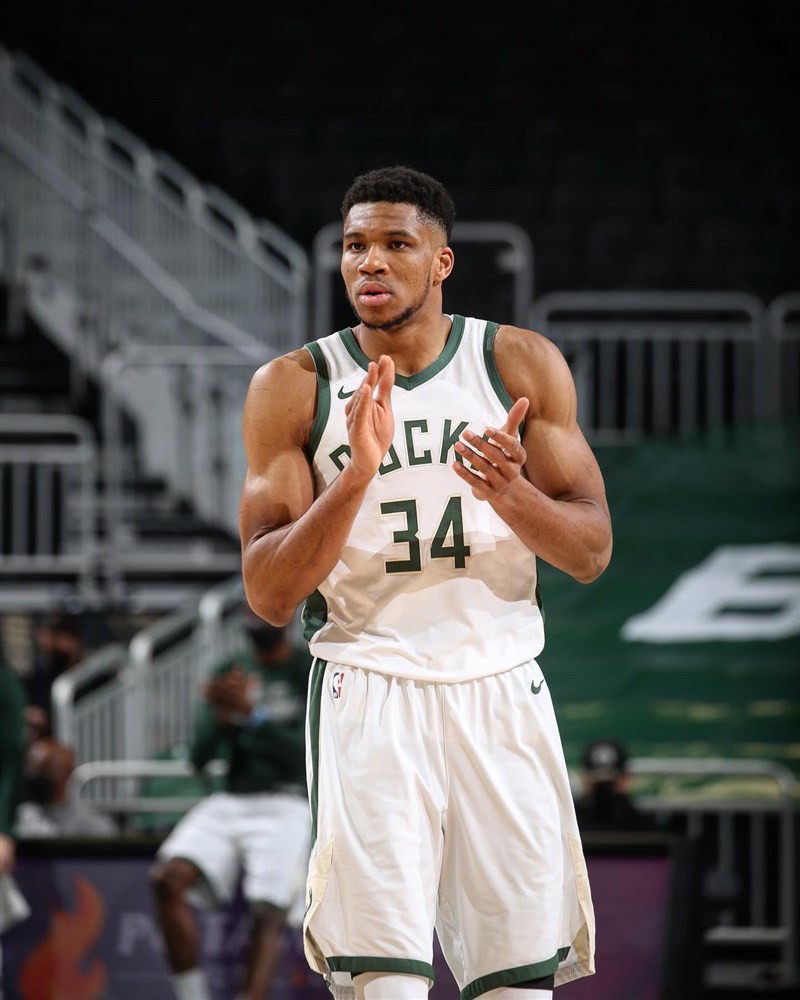 NBA密爾瓦基公鹿球星「字母哥」安特托昆博22日豪取27分與16籃板的雙十表現外加6助攻,終場公鹿以124比117擊敗費城76人。(圖取自twitter.com/Giannis_An34)