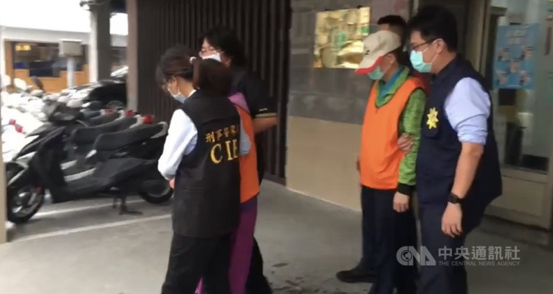 高雄某間中醫診所涉勾結保險黃牛,藉開具不實診斷證明詐領保險金達172萬多元。檢警陸續逮捕醫師、保險業者、保戶等26人,全案依詐欺、偽造文書罪嫌移送雄檢偵辦。(南部打擊犯罪中心提供)中央社記者洪學廣傳真 110年4月23日