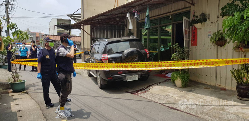 台南市善化區一處民宅23日發生槍擊案,現場1男1女頭部中彈死亡,警方到場後立即拉起封鎖線展開調查。(台南市警局提供)中央社記者張榮祥台南傳真 110年4月23日