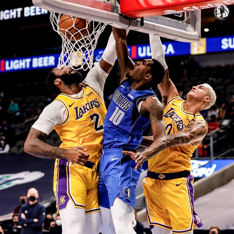 美國職籃NBA洛杉磯湖人22日對戰達拉斯獨行俠,以110比115吞敗。(圖取自twitter.com/dallasmavs)