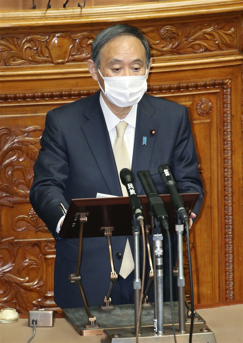 日本首相菅義偉23日下午在國會答詢時,為第3度發布緊急事態道歉。(共同社)