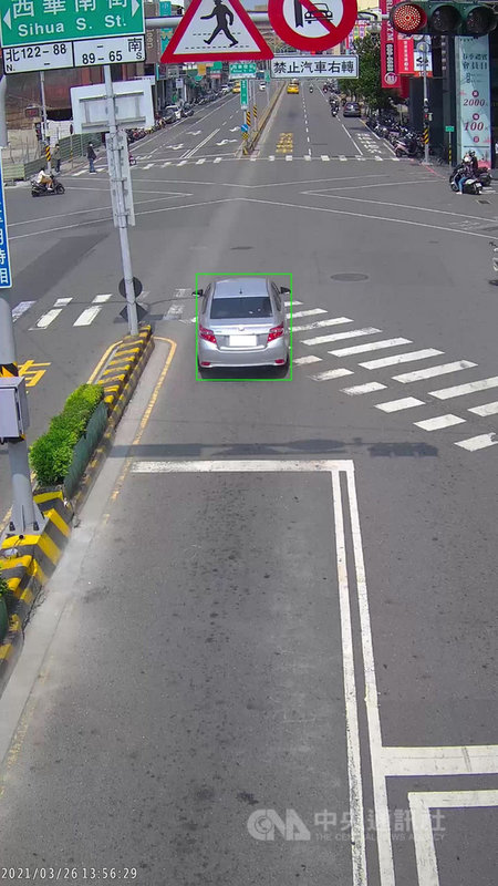 台南市中西區中山路、西華南街口的智慧安全路口系統搭載AI智慧科技,即時偵測機車逆向、汽機車闖紅燈及跨越停止線等違規行為,市府交通局預定7月1日開始執法,違規就開罰。(台南市政府提供)中央社記者張榮祥台南傳真 110年4月23日