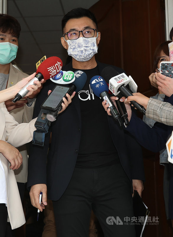 總統蔡英文22日與環團會談,對於三接與藻礁議題、替代方案等議題仍無共識。國民黨主席江啟臣(中)23日表示,環境問題,政府必須拿出解方,不是見個面就能解決,環團希望看到政府拿出具體方案。中央社記者張新偉攝 110年4月23日