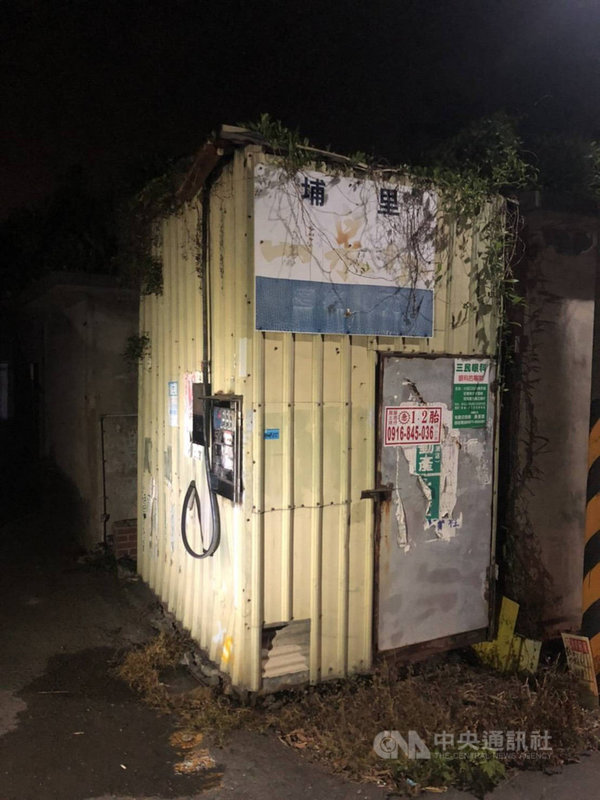 巫姓業者涉嫌抽出未經檢驗私鑿水井地下水,送至彰化縣內29處加水站,再以埔里甘淨泉水名義賣出,迄今售出1萬2100公噸地下水,不法所得約新台幣600萬。(翻攝照片)中央社記者吳哲豪傳真 110年4月23日