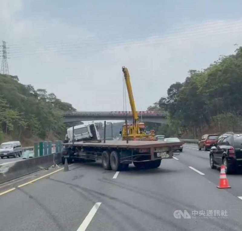 國道3號23日發生半聯結車碰撞遊覽車事故,轉播中華職棒二軍賽的緯來體育台轉播車及工作人員受困路上,因此公告取消23日的轉播。(國道警察局提供)中央社記者郭芷瑄傳真 110年4月23日