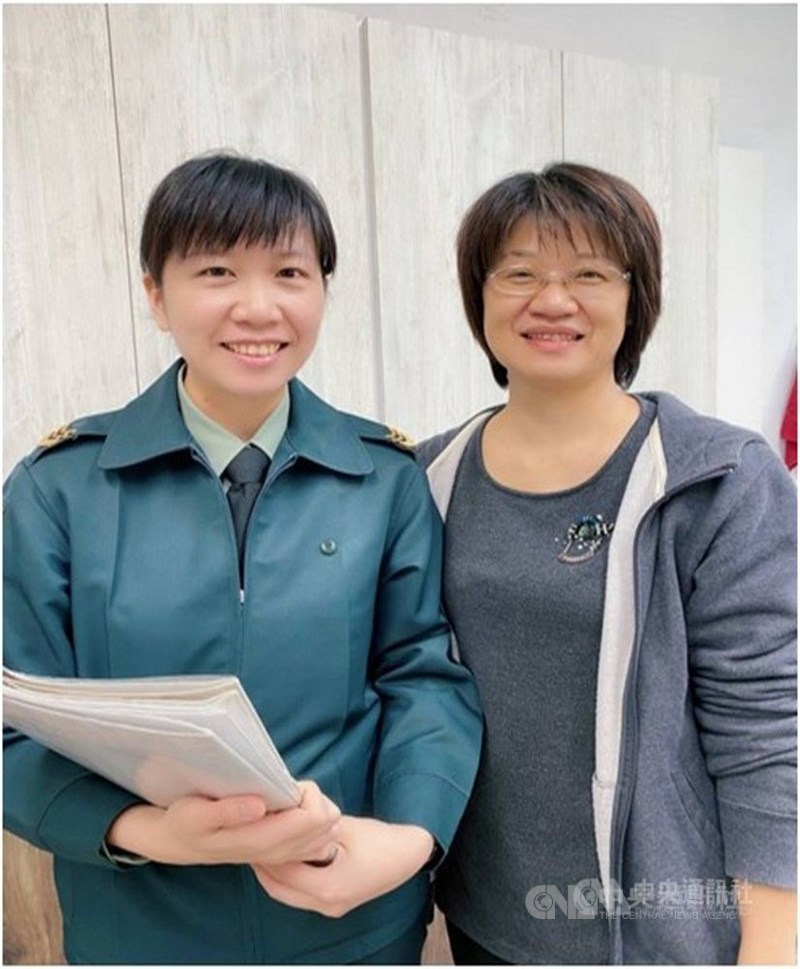 陸軍上士何佳純(左)在一次回母校台東女中時,意外得知與學校主計室主任吳佳純(右)同名,致電向親友確認後,揭開28年前的取名奇妙緣分,兩人成功相認,傳為佳話。(何佳純提供)中央社記者盧太城台東傳真 110年4月23日